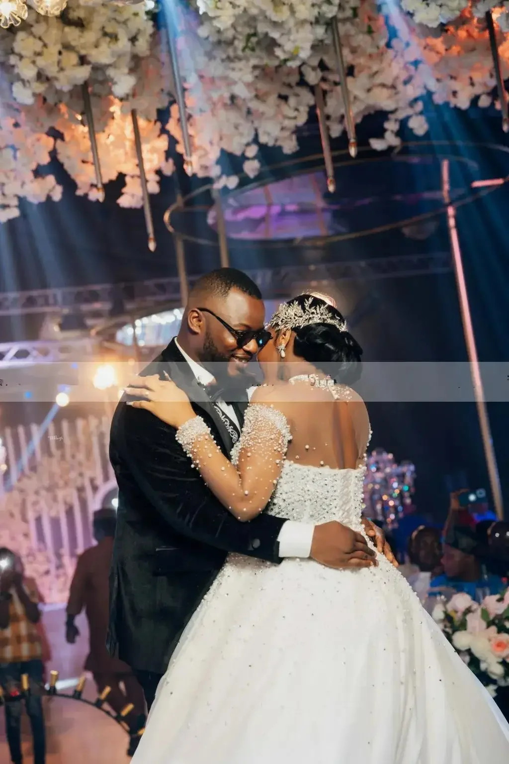 فساتين زفاف مخصصة برقبة دائرية لامعة مصنوعة يدويًا من الخرز 2025 رداء De Mariee بأكمام طويلة مفتوحة الظهر فستان زفاف أفريقي