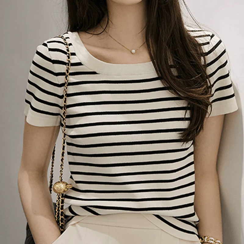 Striped knitted T-shirt for women: V-neck, breathable, soft, figure-hugging, slimming and stylish short-sleeved top
