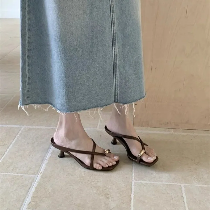 Sandali francesi con punta incrociata e cinturino incrociato da donna, abbigliamento estivo, sandali con tacco basso con punta in metallo stile fata con tacco quadrato piccolo