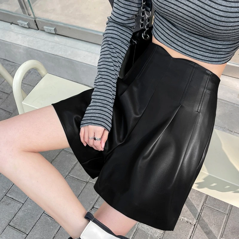 Autumn Winter Vintage Black PU Leather Women's Wide Leg Shorts 2025 New High Waist Pleated A-line Casual Loose Short Pant Female