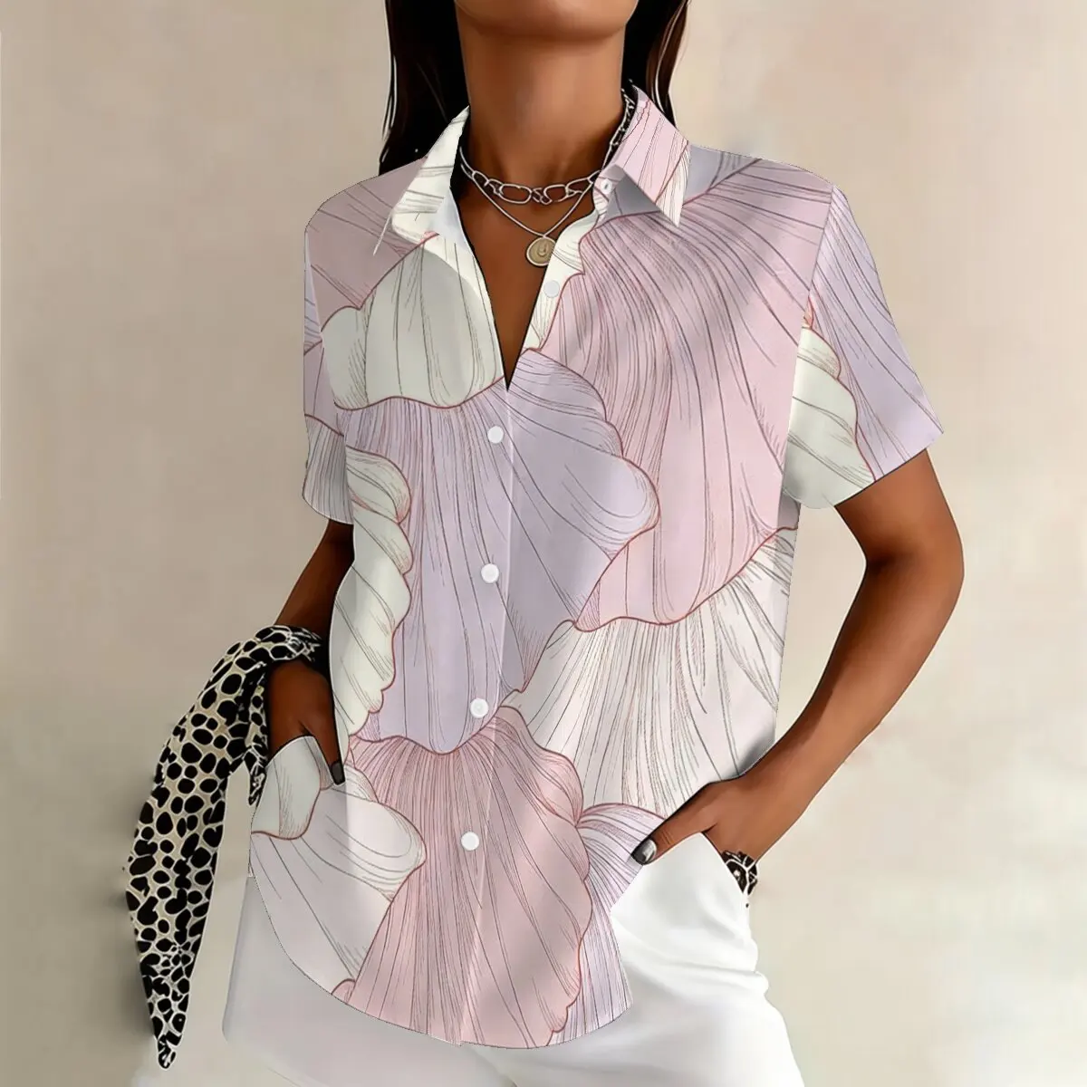 

Женская рубашка больших размеров с коротким рукавом, нежные и романтичные элементы, привлекательный модный образ, повседневный и непринужденный стиль для встреч.