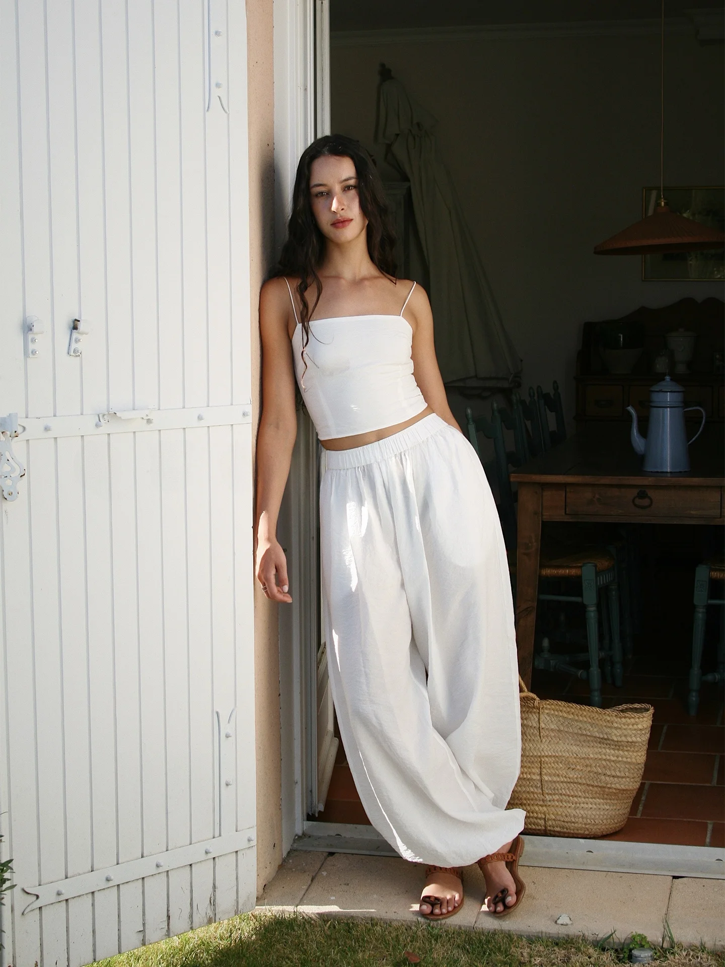 

Летний женский топ на бретельках Quotidien из шелка с матовой текстурой, микроплиссировкой и эластичным дизайном, белый, укороченный, свободного кроя, для ношения под одеждой