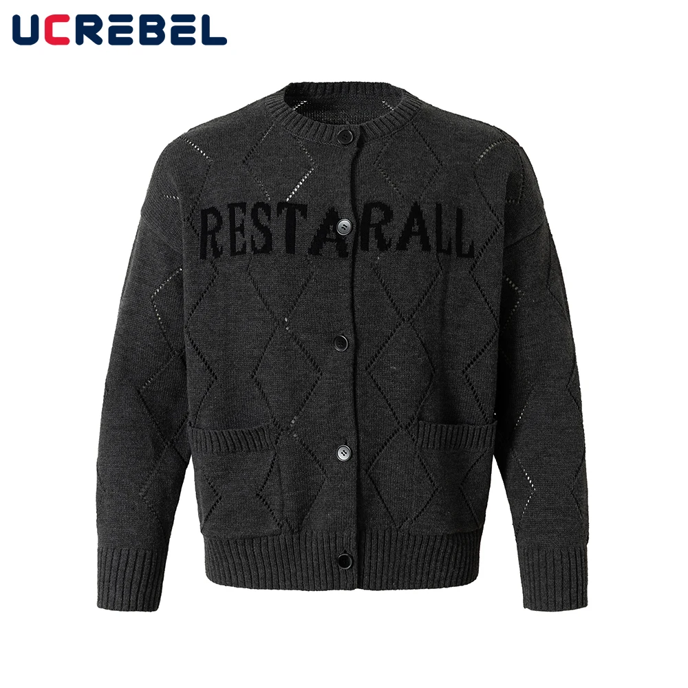 เสื้อคาร์ดิแกนถักลายตัวอักษรแบบแจ็คการ์ดสำหรับผู้ชาย เสื้อสเวตเตอร์คอวีทรงหลวมสไตล์เรโทรสำหรับฤดูใบไม้ร่วง มีกระเป๋า ติดกระดุมแถวเดียว