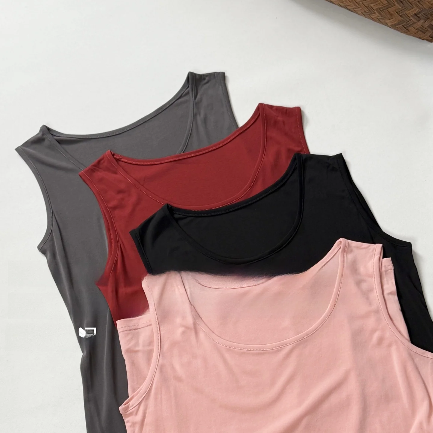 

Silk Twist Comfortable round Ne Svel Vest Women's Casual Sle Breathable Lightweight Color Inner Wear Tank Top