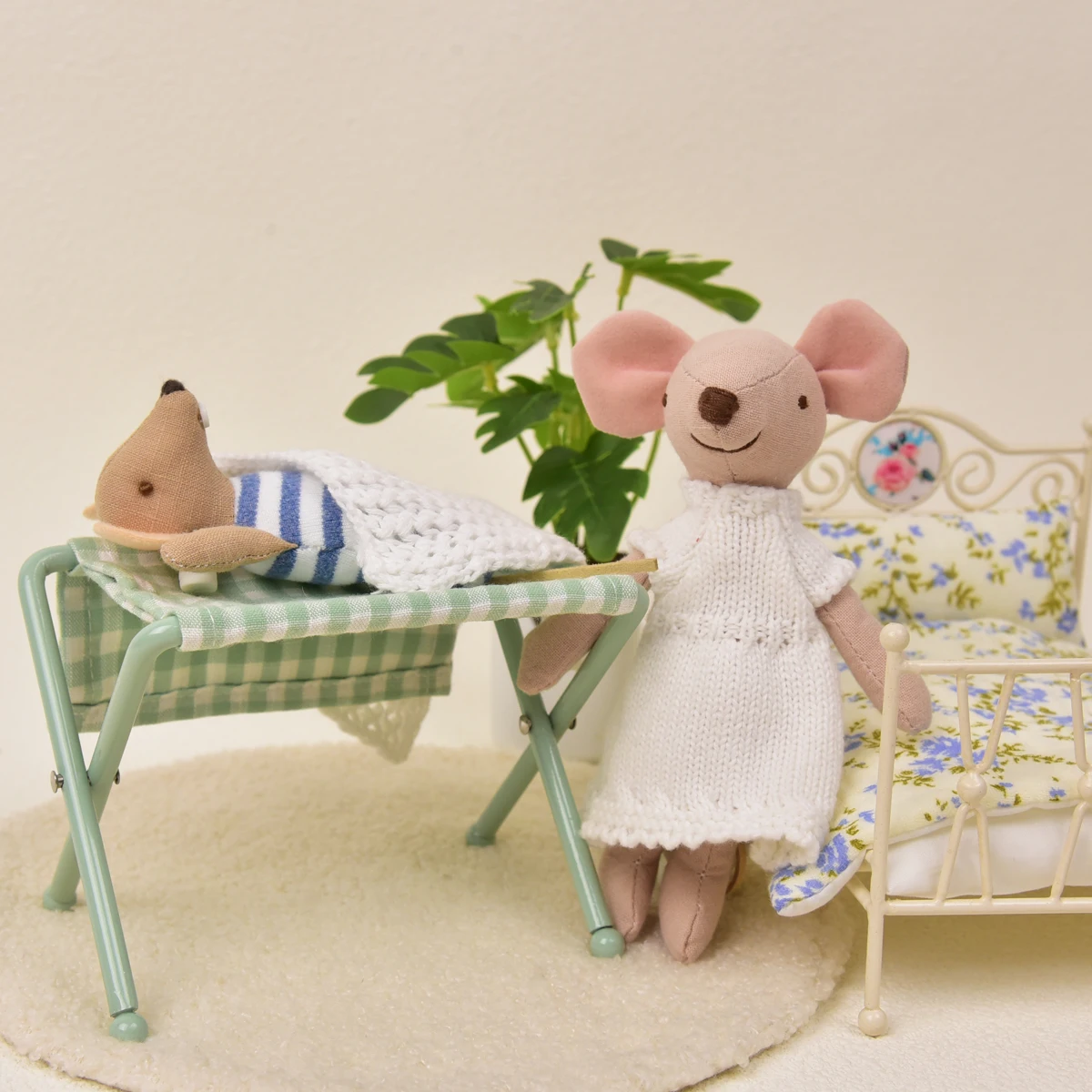 Miniature Simulation Furniture 1:12 Scale Wrought Iron Nursing Table Suitable for Mini House Decoration