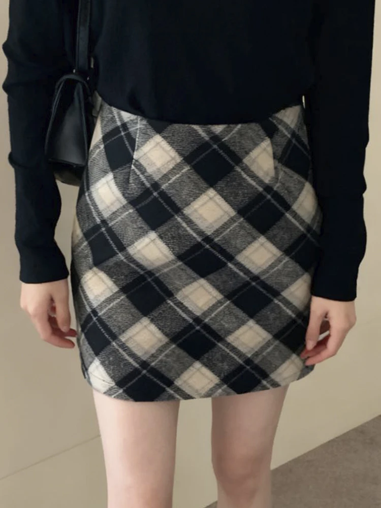 

Ladies' vintage plaid woolen skirt, high-waisted fashionable hip-hugging short skirt, versatile autumn and winter daily wear.