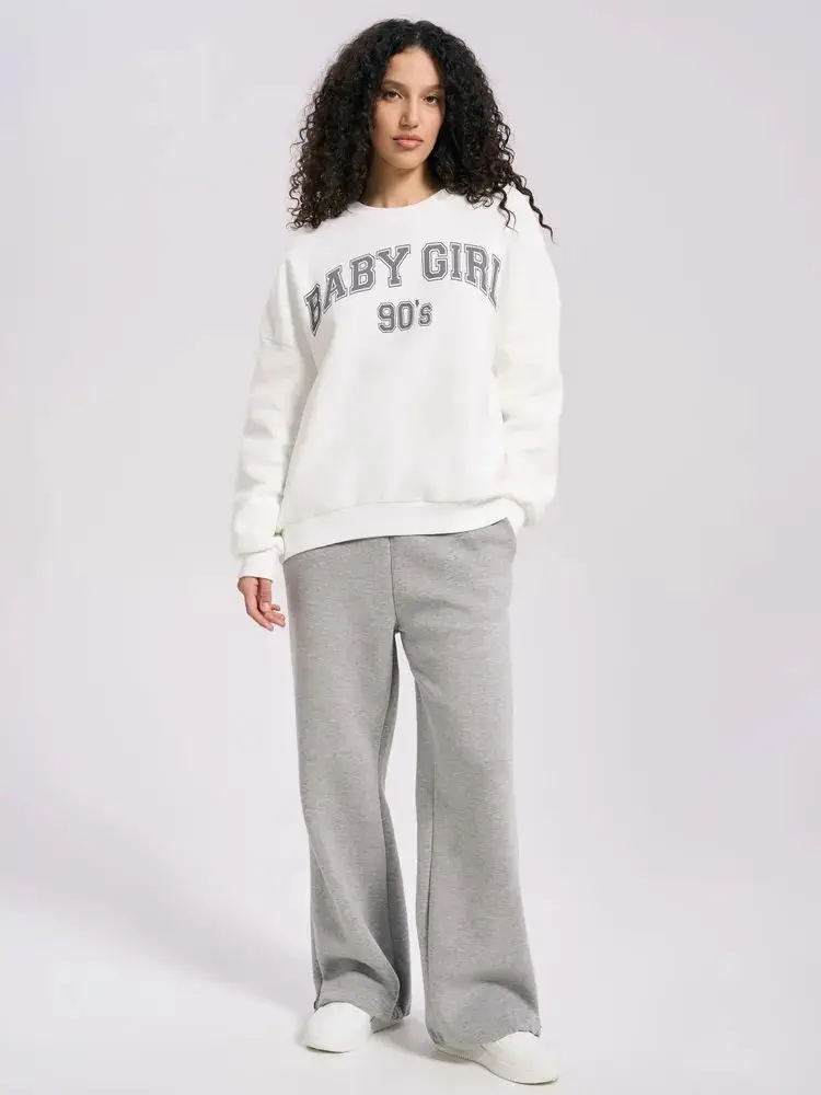 เสื้อสเวตเชิ้ตพิมพ์ลายตัวอักษรผู้หญิงสไตล์ฝรั่งเศส แฟชั่นโอเวอร์ไซส์ทรงหลวม เสื้อแขนยาวสีขาวลำลองสำหรับฤดูใบไม้ร่วง