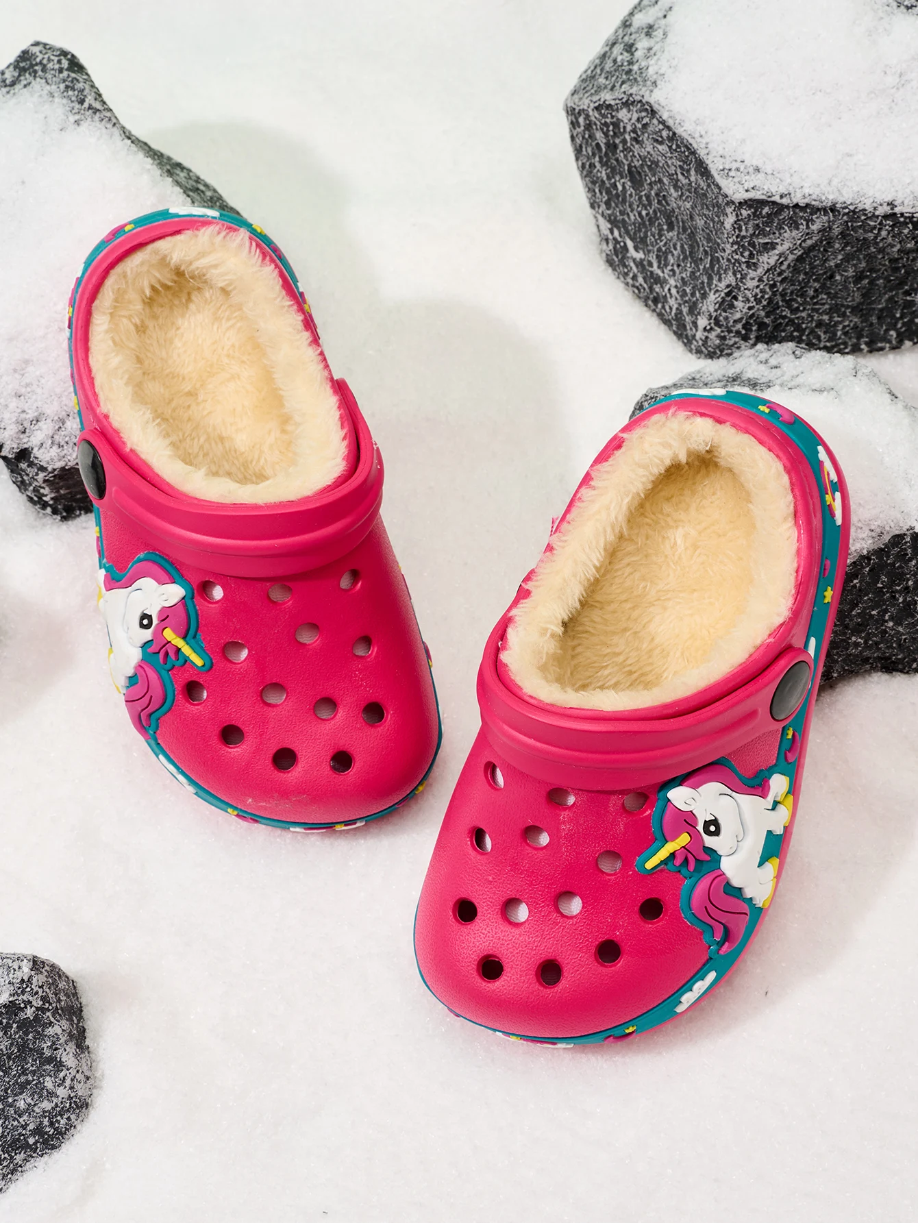 New autumn and winter styles of comfortable, casual, and plush warm hole shoes for boys and girls