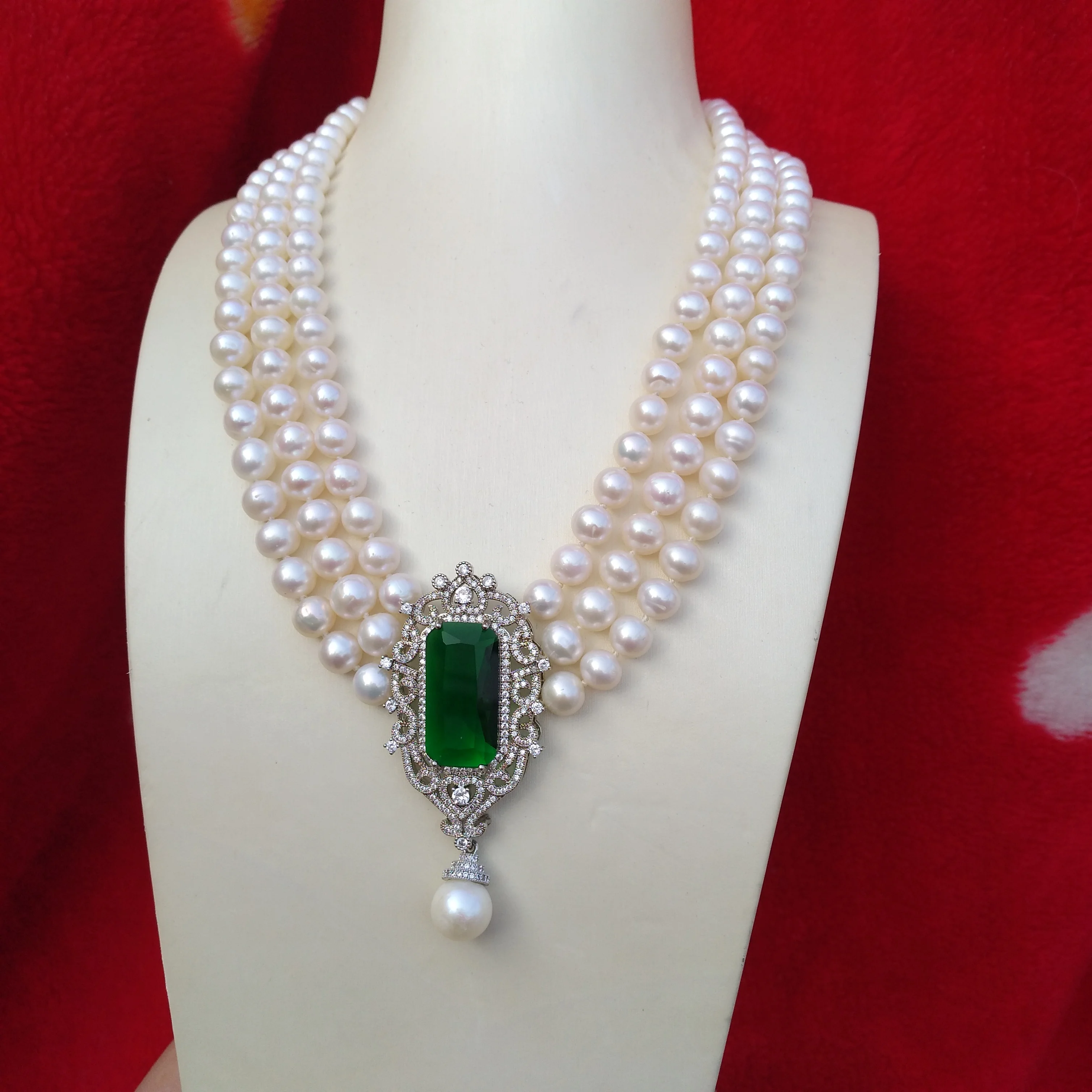 2024 New Design Exotic 3Rows Natural Akoya Round Real Natural 8-9mm White Pearl Emerald Pendant Necklace