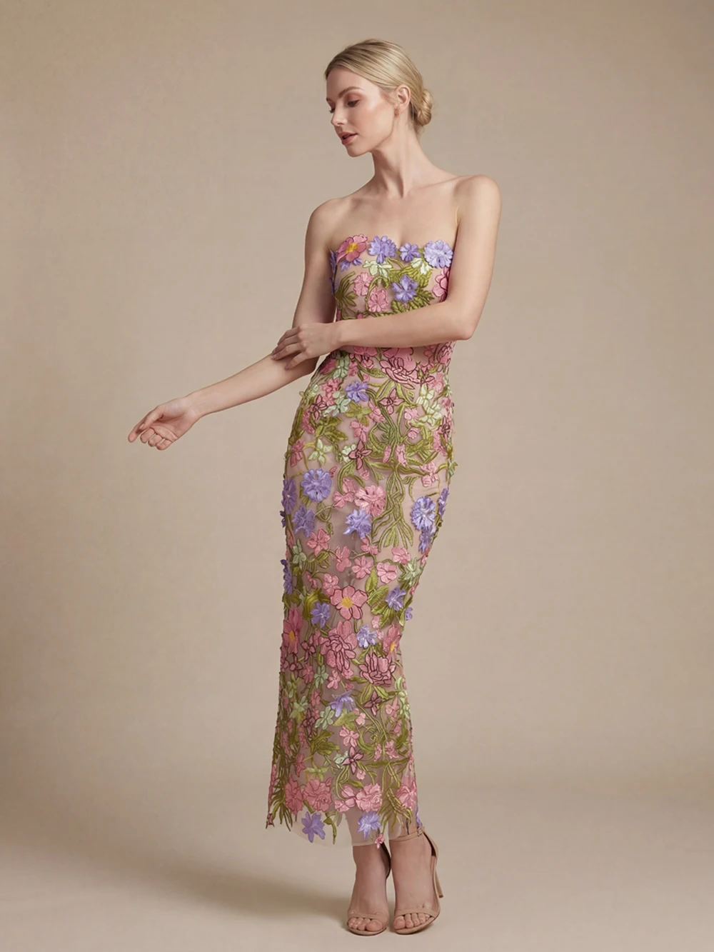 

Европейское и американское платье в стиле 3D с объемными цветами, без бретелек, облегающее бедра, летнее, в светском стиле, с имитацией длинной юбки