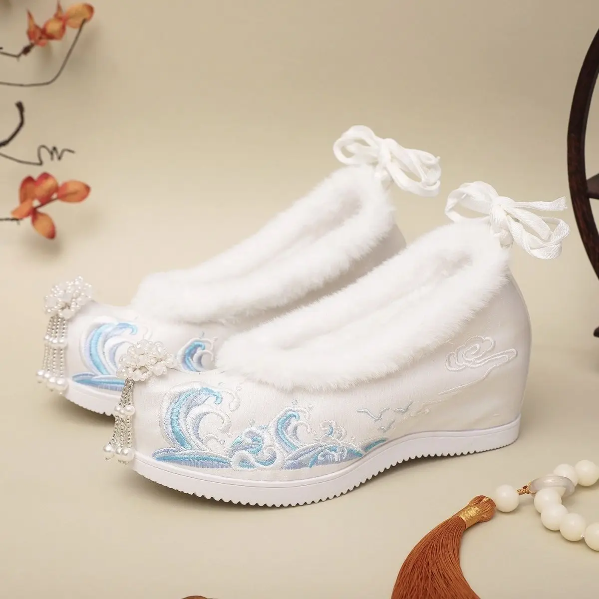 New Winter Fleece Lined Hanfu Shoes Women Ancient Style Embroidered Curled Toe Height Increase Student Cloth Shoes