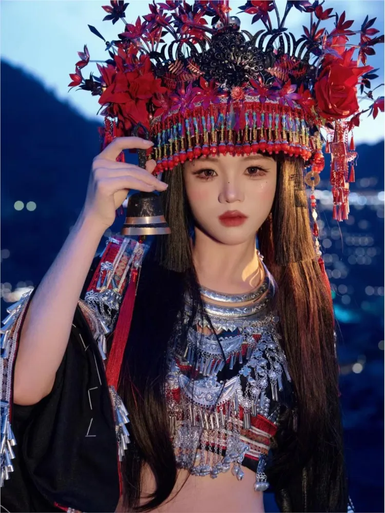 Hoch tailliertes Oberteil, fließendes langes Kleid, femininer Stil, übertriebene und farbenfrohe Quasten-Hutkleidung