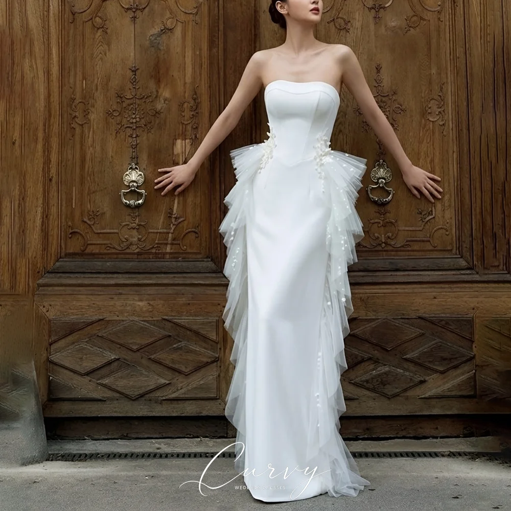 Curvy Minimal‑Romantic Wedding Dresses for Women Strapless Satin 3D Floral Appliques Ruffled Tulle Side Sheath Bridal Gown 2026