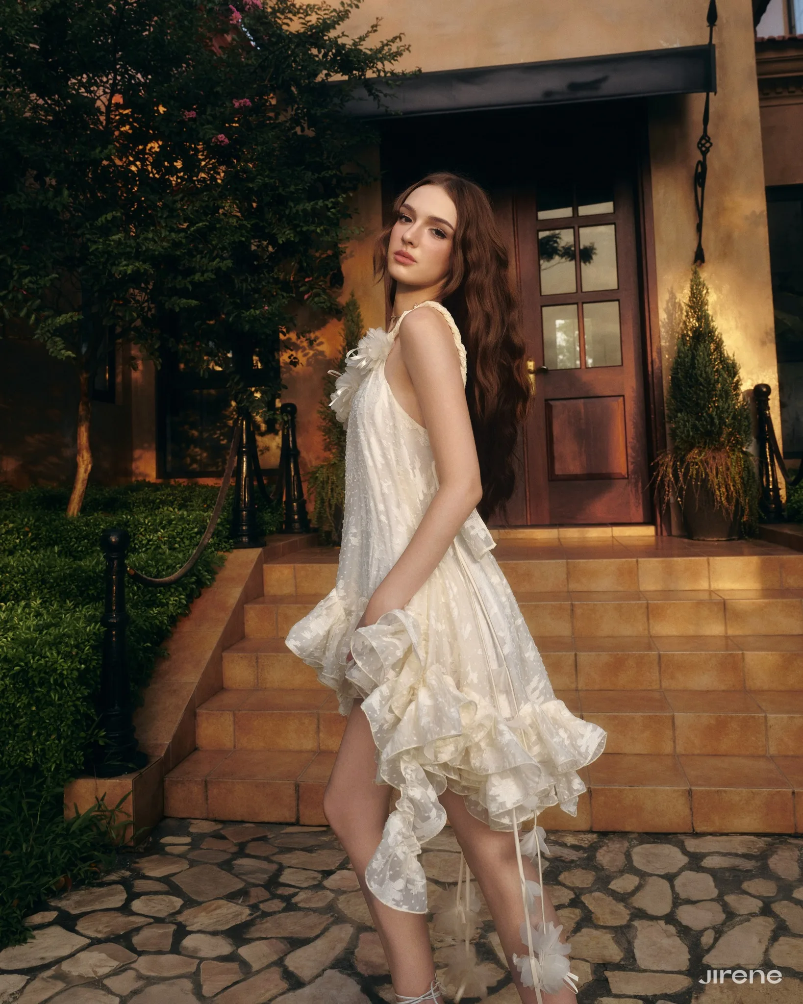 Branco cremoso fora do ombro chiffon curto a linha vestido com babados em camadas boho chique vestido de verão vestido de festa 2026 personalizado