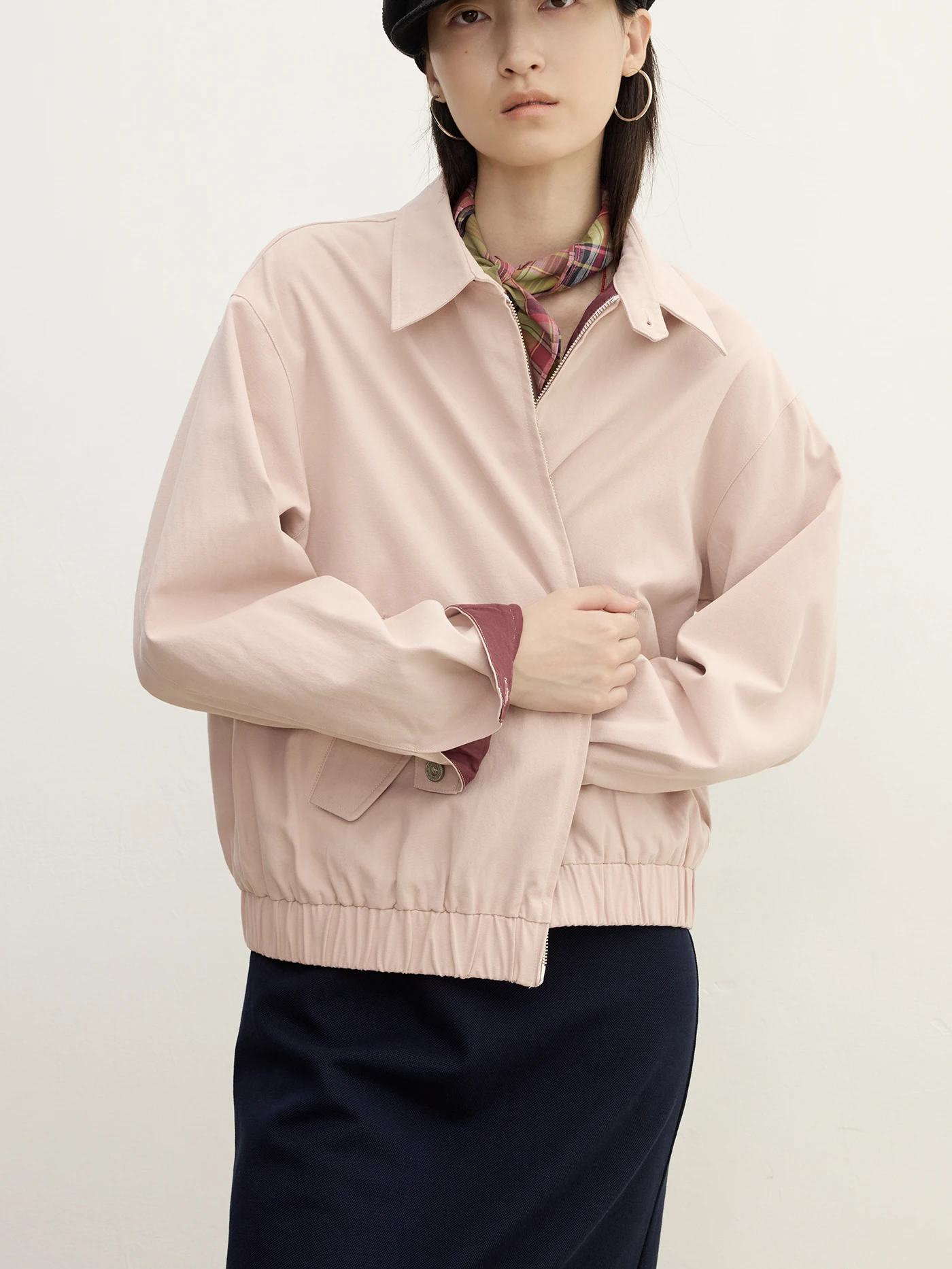 

Куртка Hereaoss Spring Short Soft Mist Pink Plum Color Block, тонкая, с двойной молнией, повседневный стиль, стандартный крой, хлопковая.