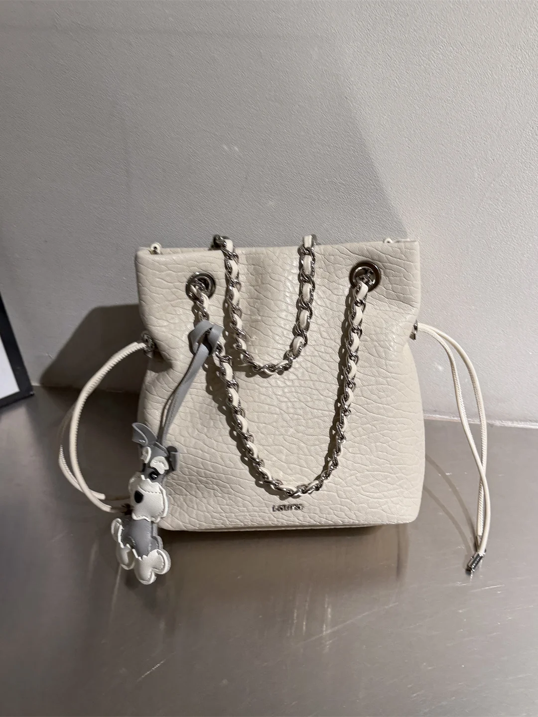 lightweight-buet-bag-women's-crossbody-bag-versatile-design-dstring-closure-metal-chain-strap-luxury-feel-handbag