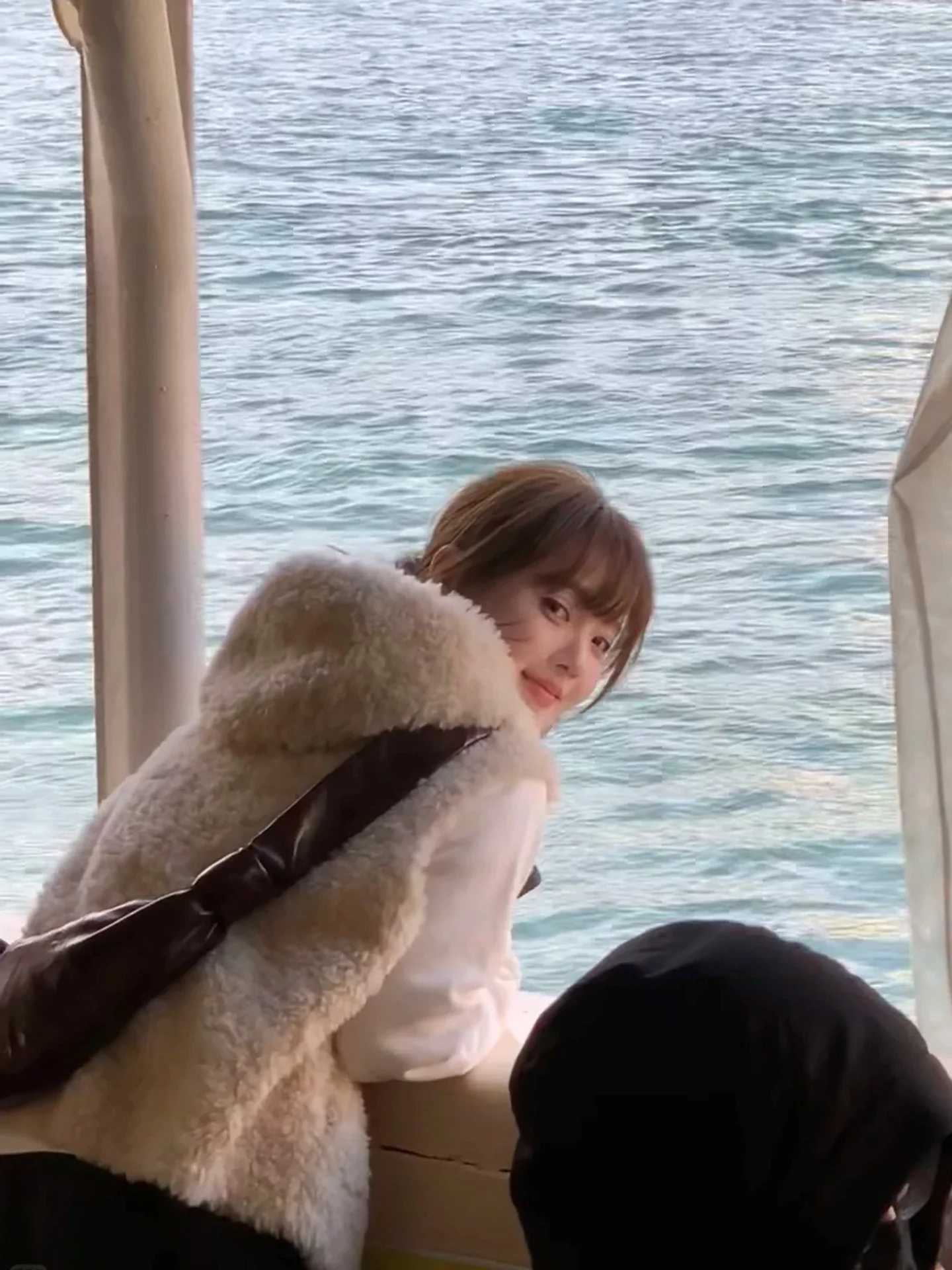 سترة فرو من قطعة واحدة للنساء لخريف وشتاء 2025 سترة جديدة بقلنسوة من جلد الخراف بدون أكمام معطف فرو