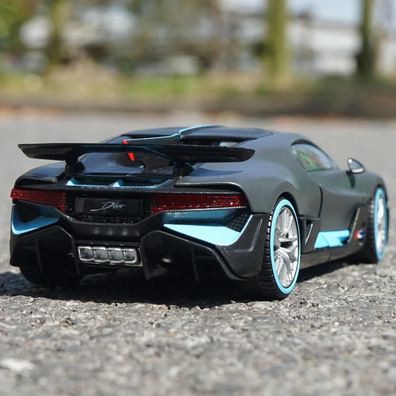 Maisto 1:24 Bugatti DIVO Veyron Alloy Sports Car Model Diecast & Toy Vehicle Metal Car Model Simulation Collection Kids Toy Gift