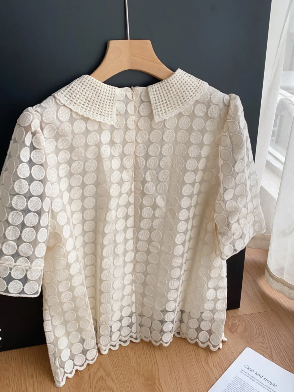 قميص نسائي بأكمام قصيرة وياقة دمية على الطراز الكوري، تصميم دائري متعدد الاستخدامات، أنيق وعصري للصيف، يظهر مظهرًا أصغر سناً