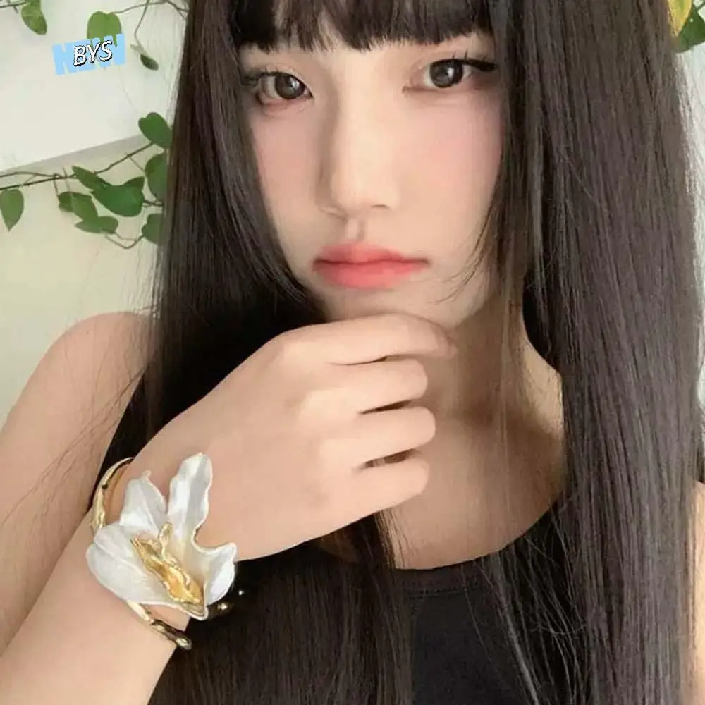 

Handicraft Openable Tulip Bangle Armlet Geometric Metal Flower Bracelet French Style Irregular Golden and White Bangle Versatile