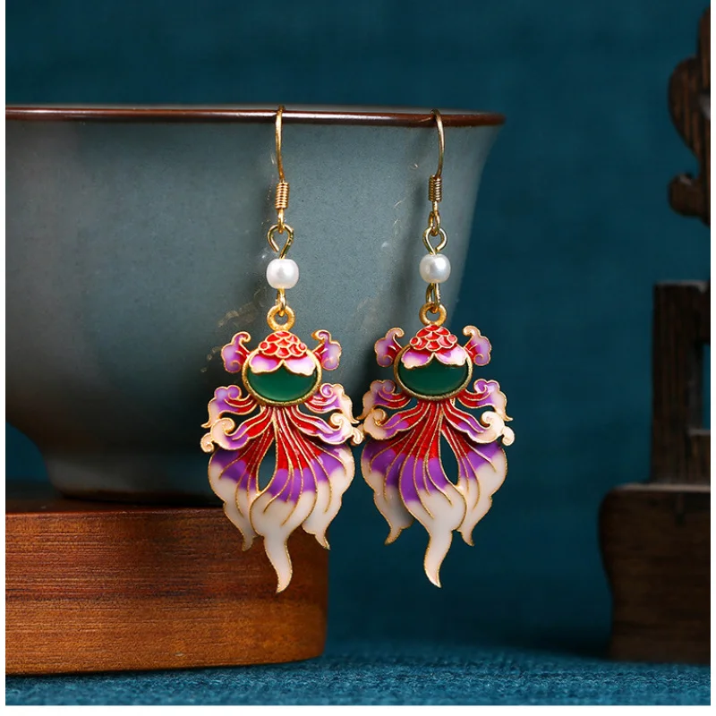 Pendientes Colgantes de Pez Dorado Esmaltado Chapados en Oro de 24K con Perla de Agua Dulce y Ágata Verde, Pendientes Orientales para Mujer, Regalos