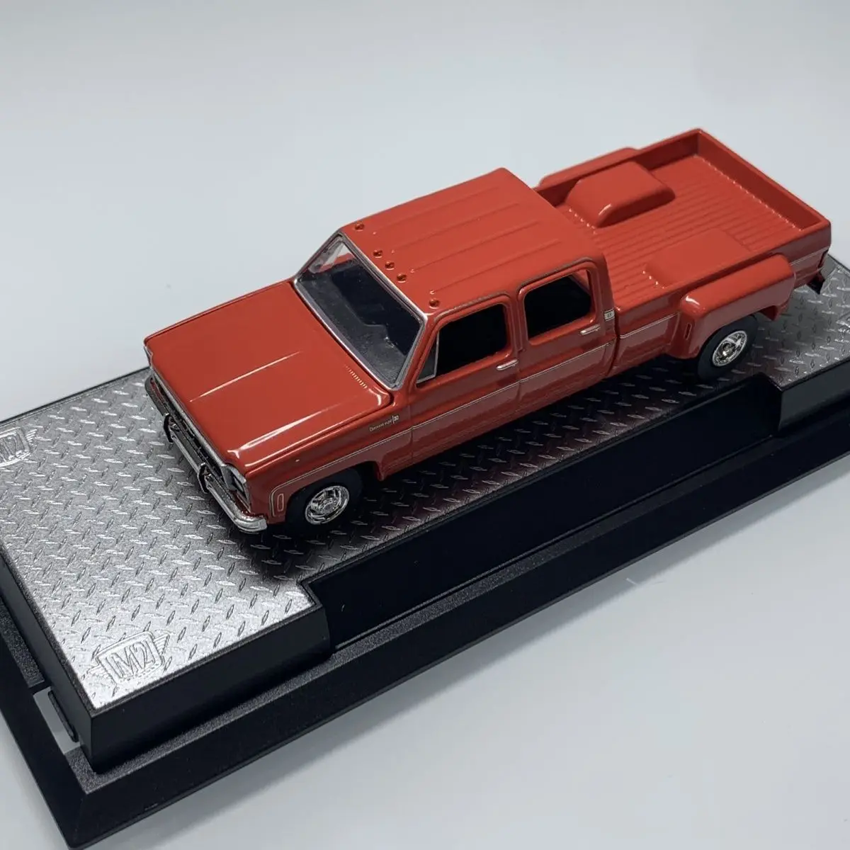 

Литой под давлением M2 1/64 Chevrolet расширенный низкопрофильный гоночный пикап из сплава модель автомобиля Коллекционная игрушка в подарок сувенир дисплей орнамент