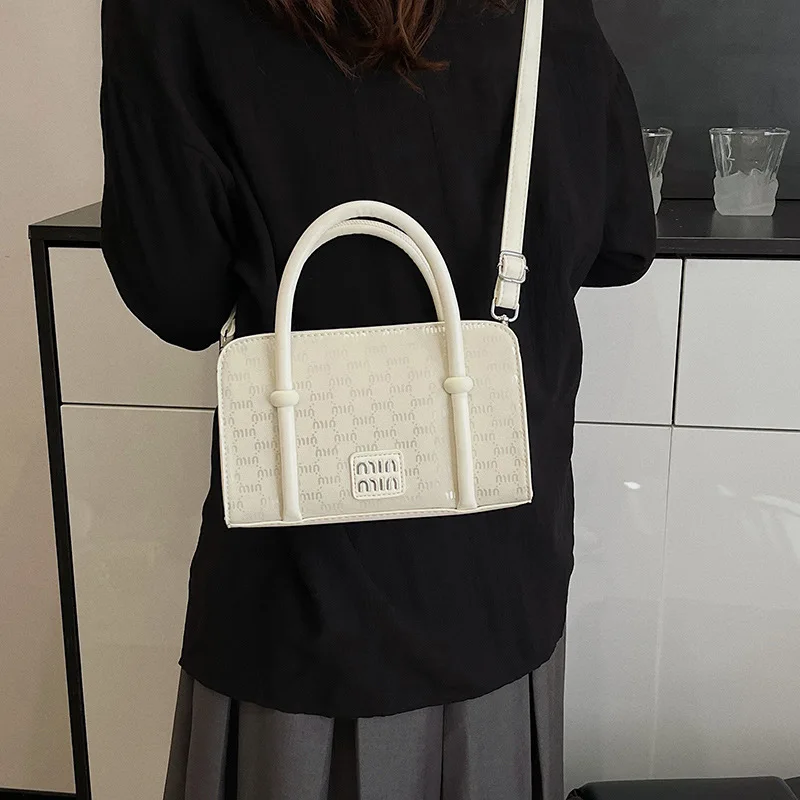 

Нишевая дизайнерская квадратная сумка 2025 года для женщин. Минималистичный кошелек на плечо с регулируемым ремешком через плечо. Для повседневного использования.