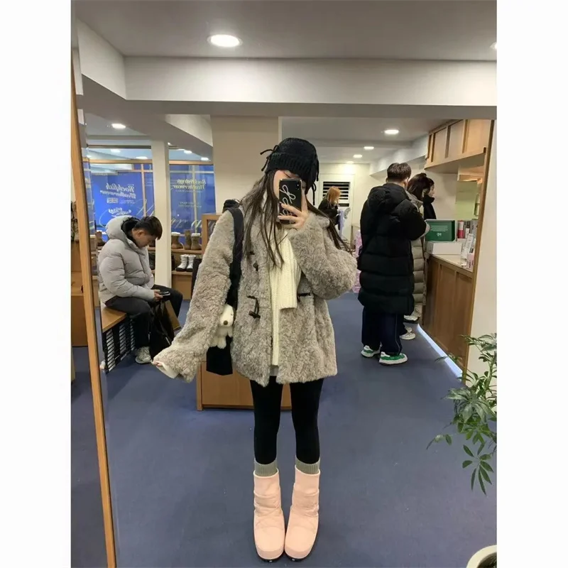 เสื้อโค้ทขนเฟอร์เทียมแบบใหม่ ความยาวปานกลางถึงยาว สำหรับฤดูหนาว คอตั้ง แต่งเขาสัตว์ ผ้าฝ้ายหนานุ่ม อุ่นสบาย ทรงหลวม