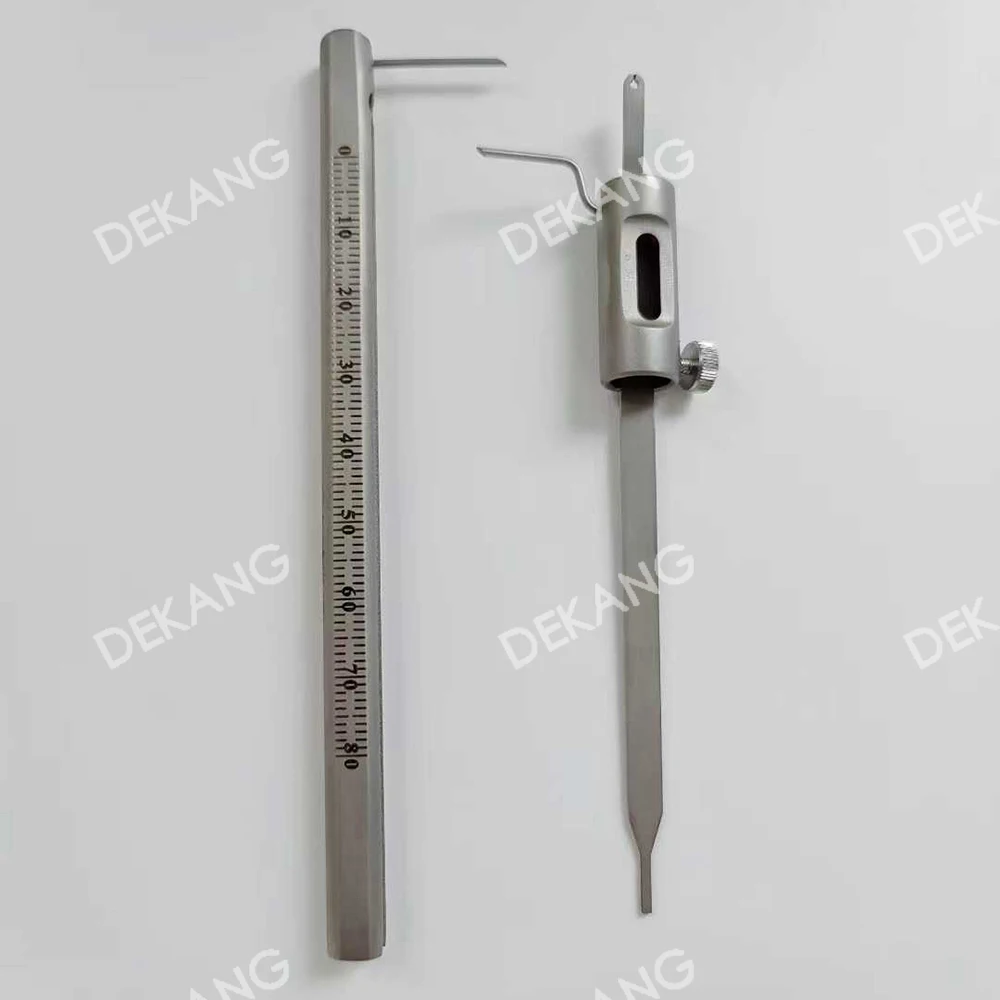 El espesor de la cresta ósea es medida usando un calibrador Vernier, una regla tipo bolígrafo integrada de acero inoxidable.