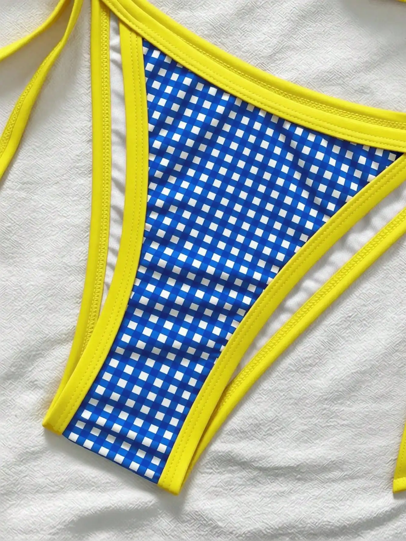 

Синий комплект бикини с принтом в клетку и желтой отделкой, треугольный купальник с завязками на шее