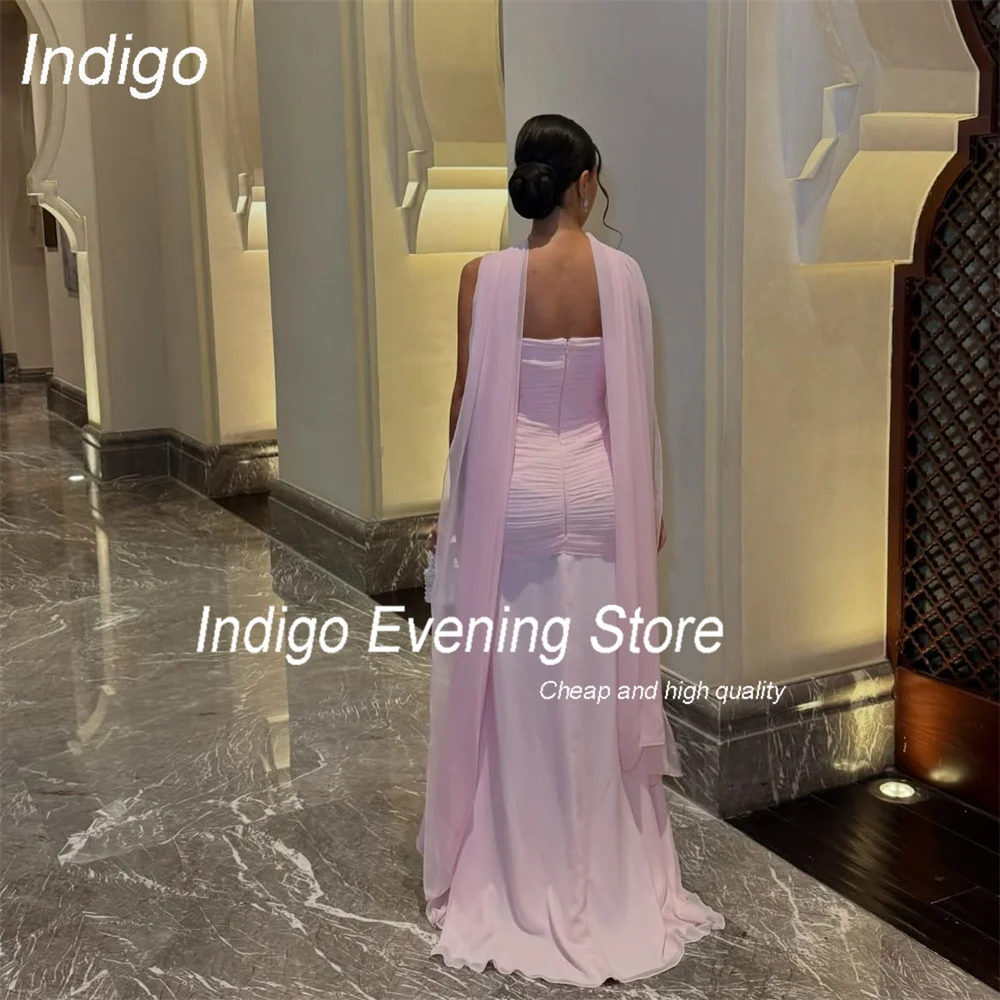 Modernes Abendkleid im Meerjungfrau-Stil mit Falten im Indigo-Stil, Blumen, trägerlos, Schlitz, offener Rücken, Schal, formelles Abendkleid, فسات Musta www ● ● Maßgeschneidert