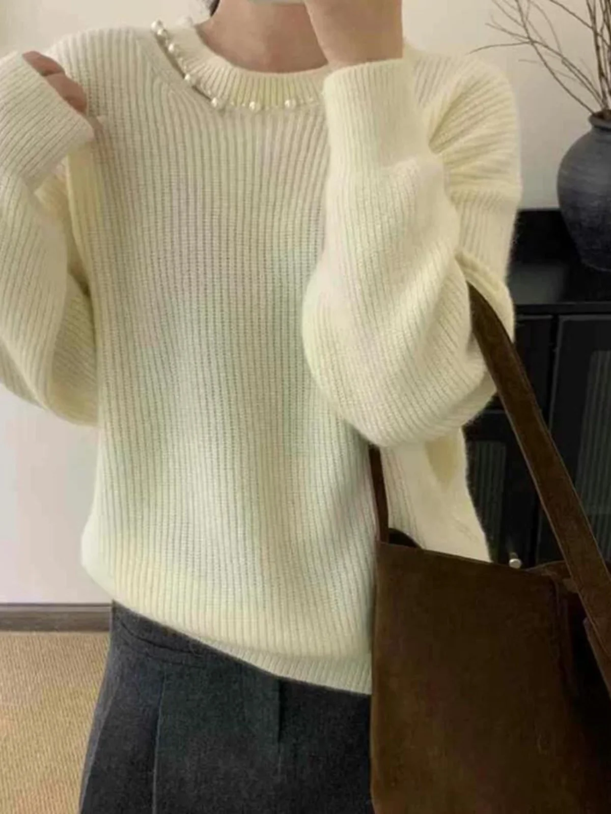 女性のファッショナブルなヴィンテージ風ビーズ付き中空ロングスリーブセーター秋冬シーズン万能エイジレストップ