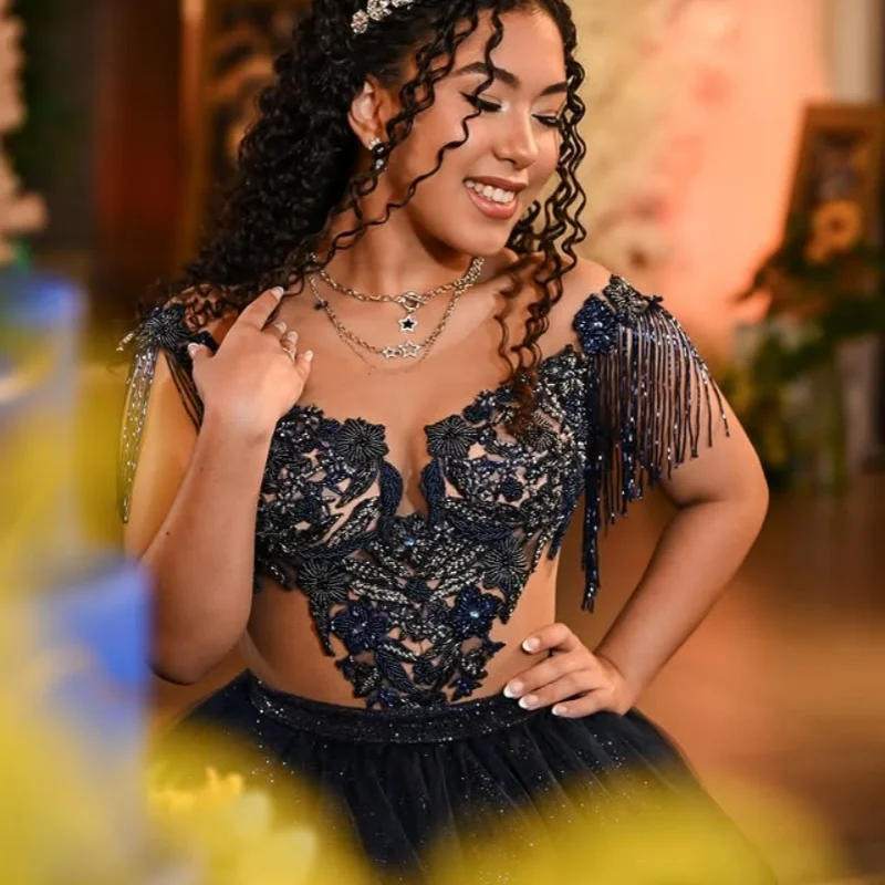 Gaun Quinceanera biru tua mengkilap dengan lapisan renda, model off-shoulder, hiasan bunga tulle, vestidos de 15 Quinceanera ﻿ Disesuaikan