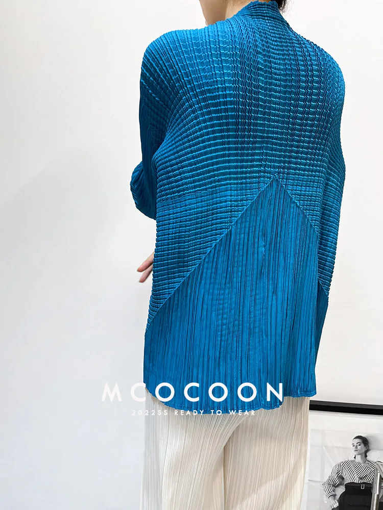 Miyake Plissierter Einreihiger Hemdmantel mit Stehkragen, Langarm-Cardigan, Designer-Luxuskleidung – Detail 20
