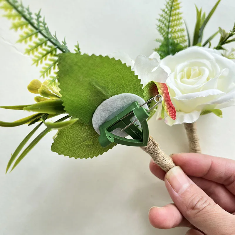 Boutonniere ดอกไม้ประดิษฐ์ดอกกุหลาบผ้าไหมสีขาวช่อดอกไม้หมุดรังดุมอุปกรณ์จัดงานแต่งงานข้อมือช่อดอกไม้สร้อยข้อมือเพื่อนเจ้าสาว