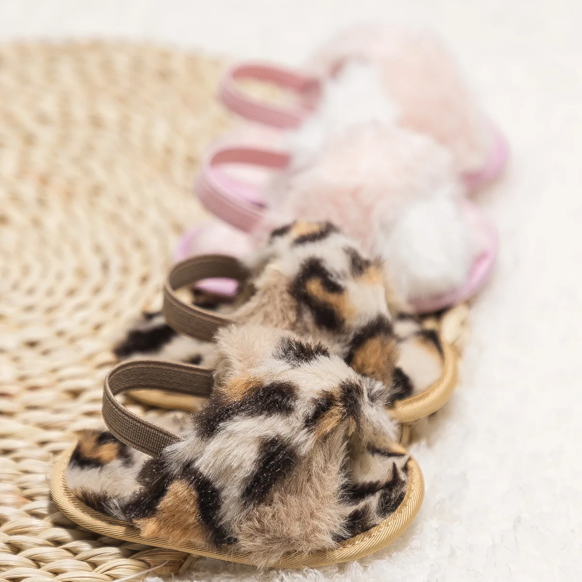 

Плюшевая обувь для кроватки для маленьких девочек, тапочки на плоской подошве из искусственного меха на мягкой подошве с эластичным ремешком на спине, домашняя детская обувь