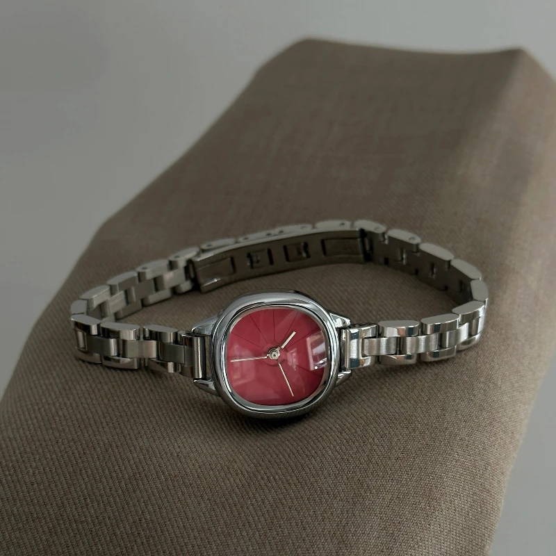 Fashionally simple quartz watch for ladies - 2025 new model. Compact and exquisite. Trendy for students. High-end ladies' watch.