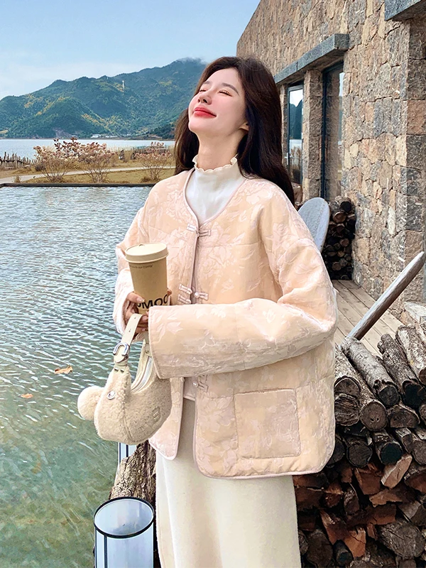 سترة شتوية نسائية صينية جديدة مطبوعة لعام 2025، أنيقة ونحيفة ودافئة، مع أزرار وتصميم فضفاض صديق للبيئة