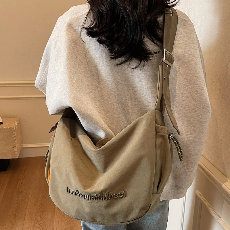 

Женские сумки-кроссбоди: нишевые, вместительные, в форме пельменя, для повседневного использования, с надписями