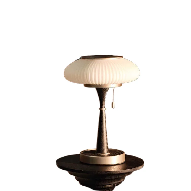 

New solid wood table lamp, living room American retro high-end ornament, bedroom bedside table, medieval atmosphere decorative
