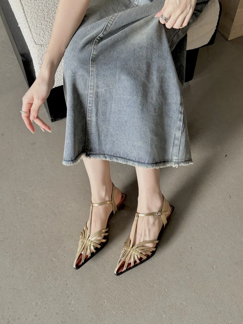 Sandalo femminile scarpe punta chiusa 2024 tacchi gatto da donna cinturino con fibbia ragazze a punta nuovo Comfort Stiletto basso Retro Beige Sexy