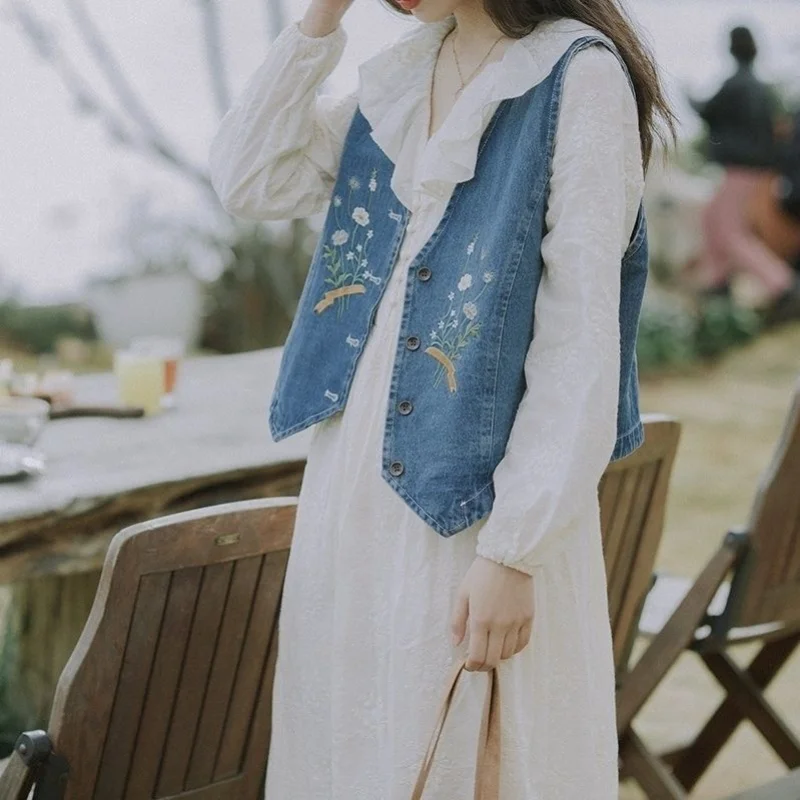 

Denim cardigan vest with retro embroidered loose vest women 2023 spring and summer sleeveless camisole design vest female tops