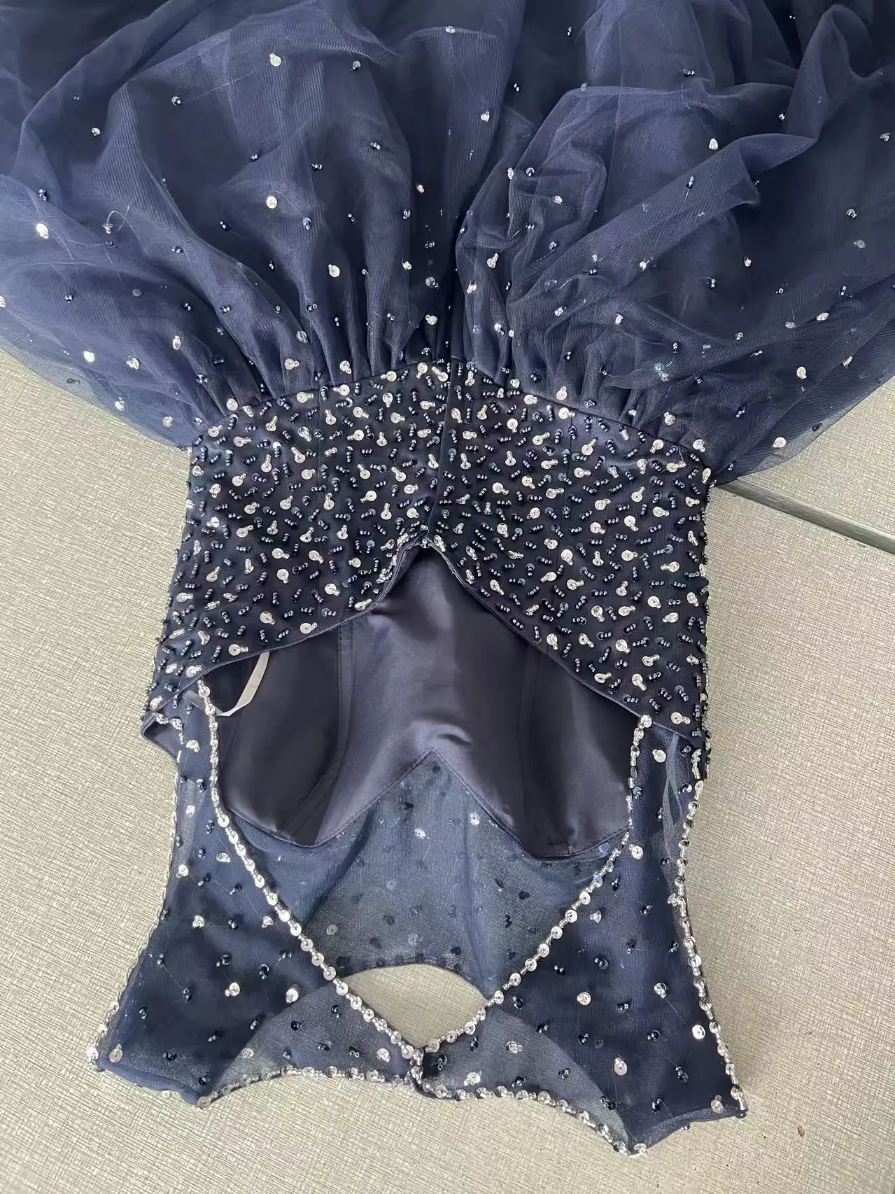 Suknie balowe na maskaradę szyte na miarę, bufiaste sukienki na słodkie szesnaste urodziny, granatowe sukienki Quinceanera, perły, błyszczące, luksusowe kryształy, odkryte plecy. — zdjęcie 7