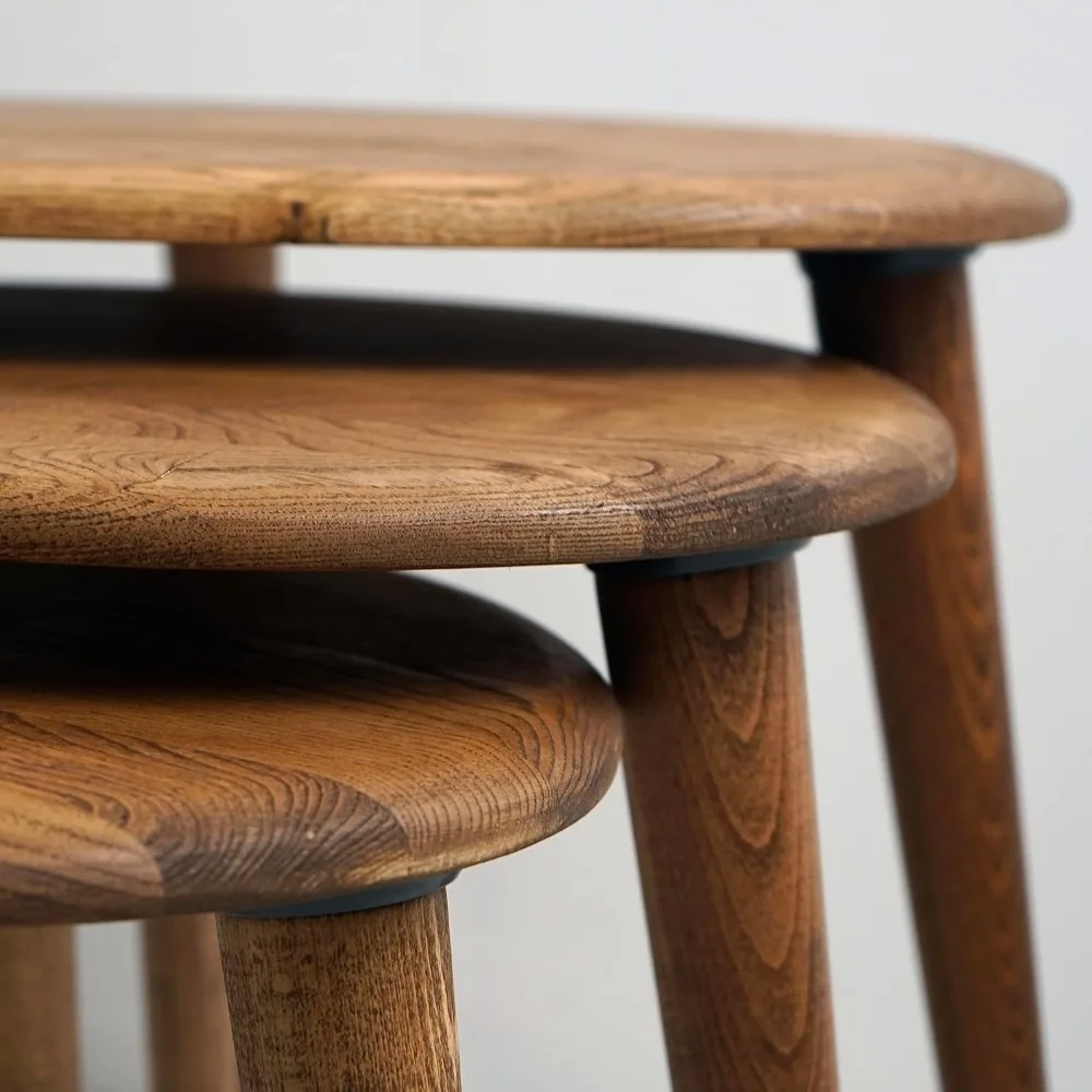 مجموعة طاولات متداخلة خشبية على الطراز القديم لمنتصف القرن مكونة من 3 قطع - لمسة نهائية من الكستناء مع أرجل مدببة