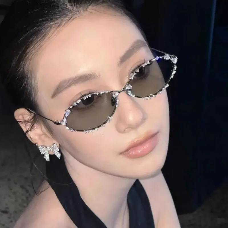 

Luxury Diamond Crystal Sunglasses Women Metal Frame 2026 New Design Fashion Personality Eyewear for Dating Beach Streetwe Y2Kar