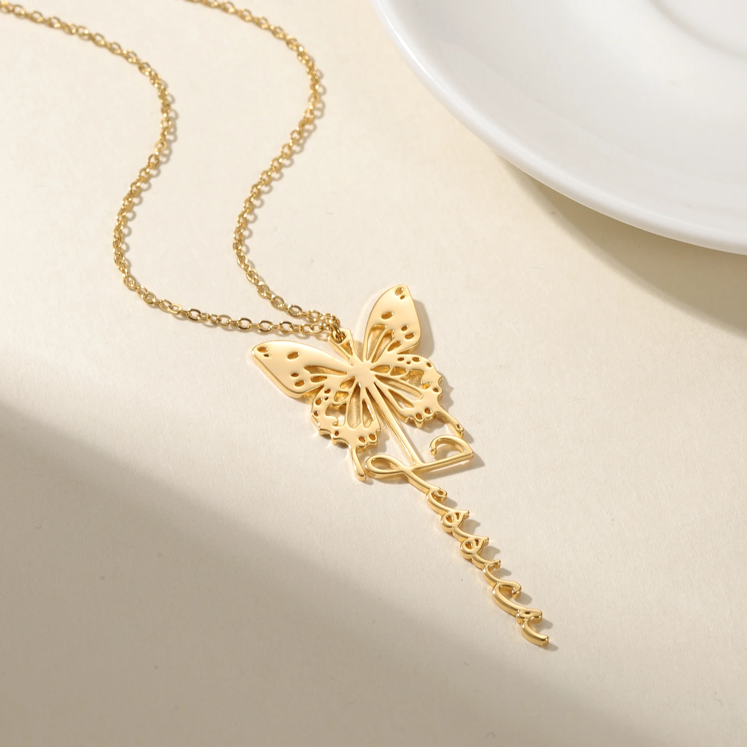 colar-personalizado-com-nome-e-borboleta-de-aniversario-borboleta-e-nome-em-peca-Unica-aco-inoxidavel-banhado-a-ouro-18k-presente-de-aniversario-para-ela
