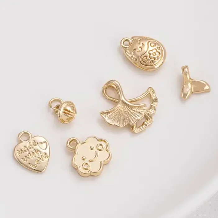 14K goudkleurig messing Lucky Cat hanger Cloud Fish Tail abrikozenblad bel en Engels perzik hart voor doe-het-zelf handgemaakte sieraden