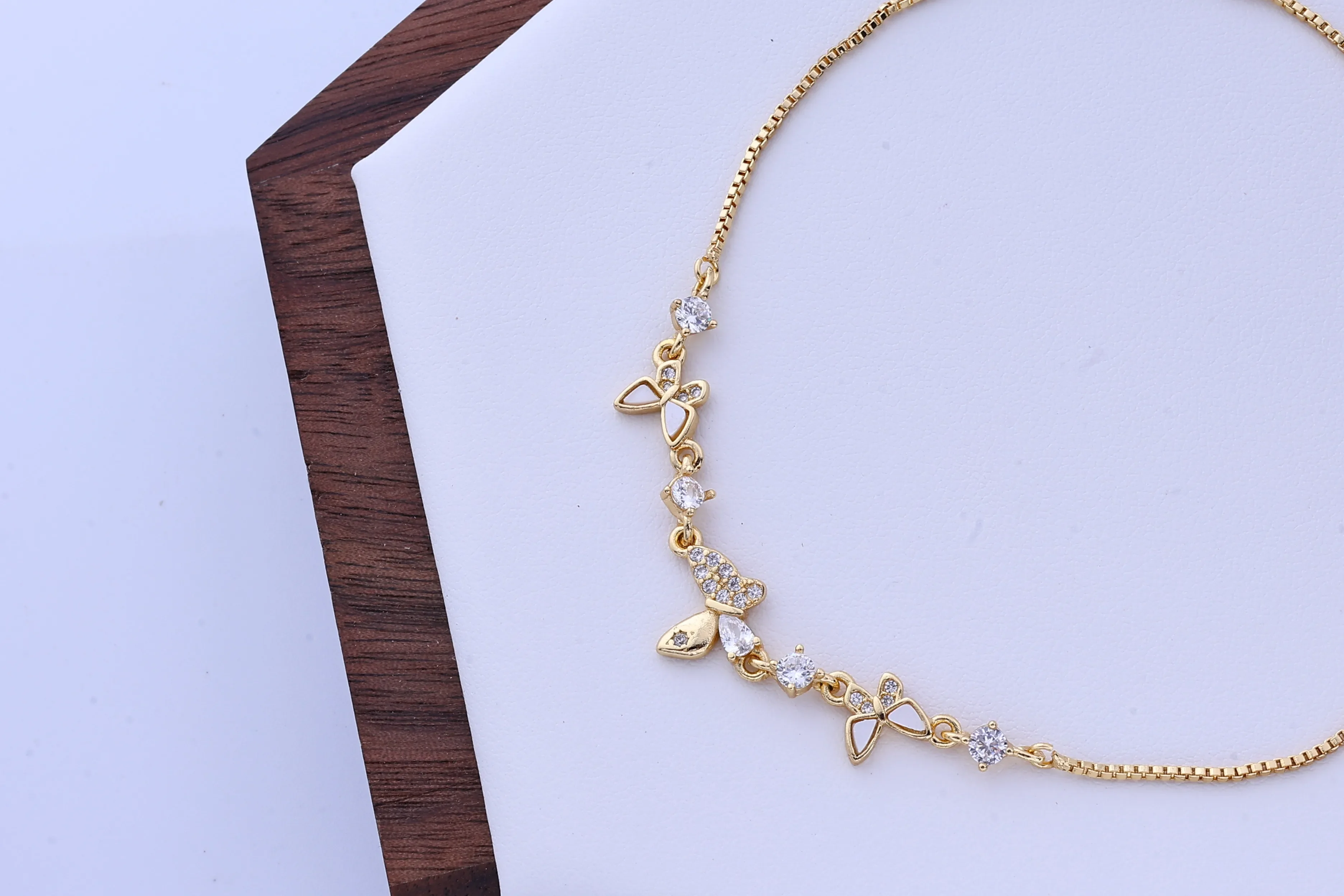 قلادة ذهبية فاخرة خفيفة الوزن - قلادة جميلة بتصميم راقي، رائعة، بسيطة، سلسلة عنق متعددة الاستخدامات، مثالية