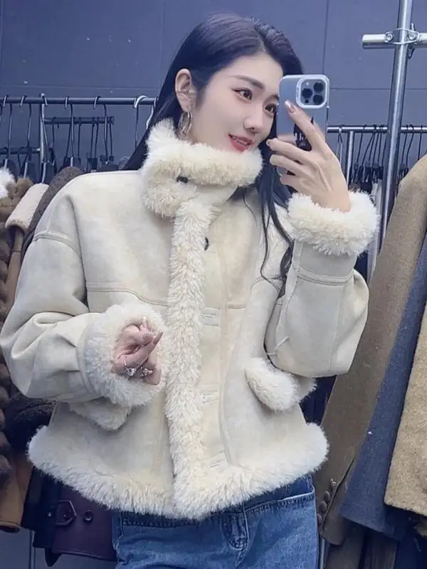 Jaqueta Feminina com Design Exclusivo de Recortes, Moda Primavera, Toque Premium, Algodão, Couro e Pele Integrados, Estilo Urbano Moderno, Casual com Gola Alta