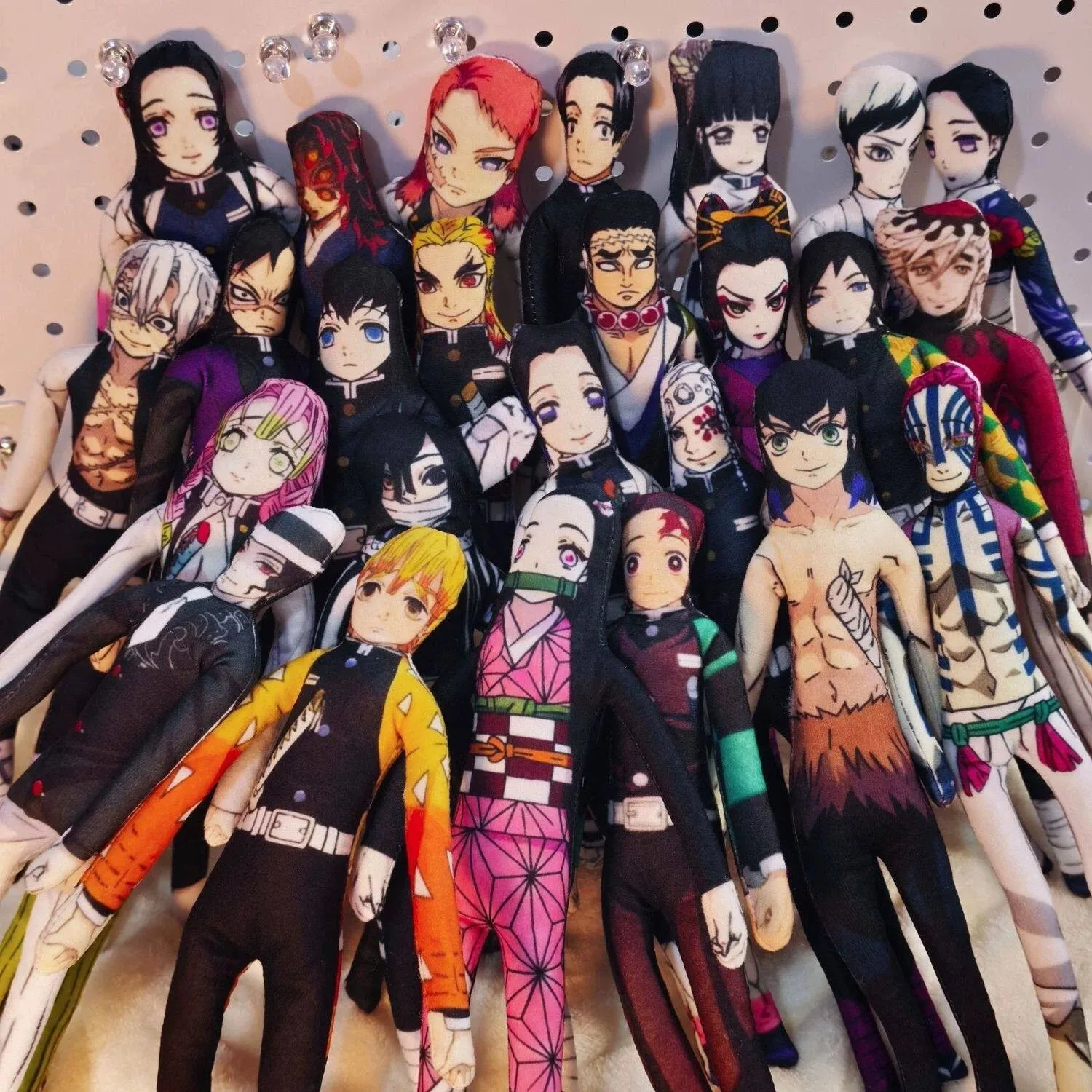 Image of Demon Slayer Akaza bewegliche Plüschpuppe mit integriertem Draht, gefüllte Figur, sammelbares Infinite Castle Train Mugen Spielzeug für Anime-Fans